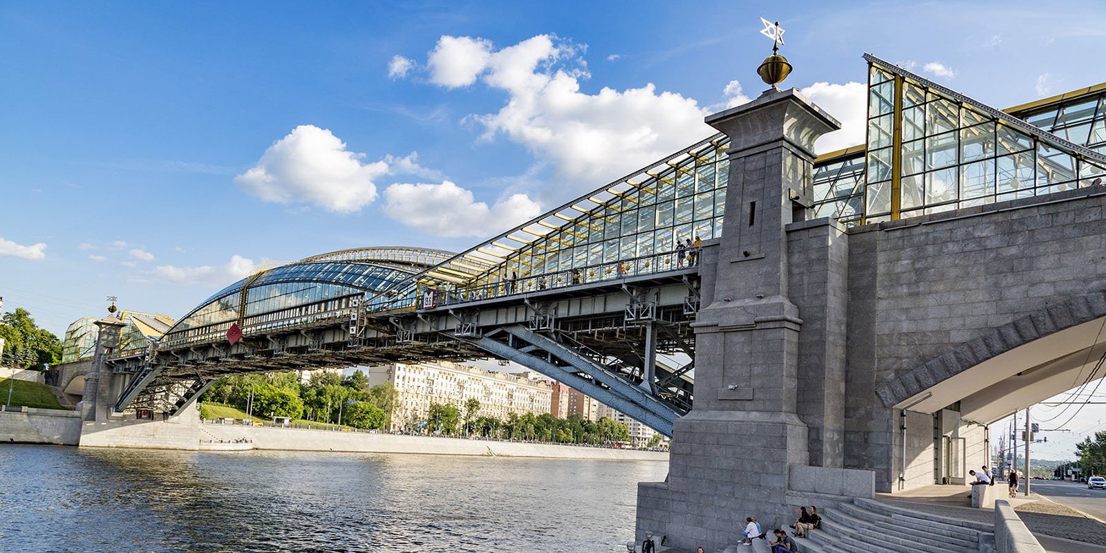 В Москве начался ремонт пешеходного моста Богдана Хмельницкого