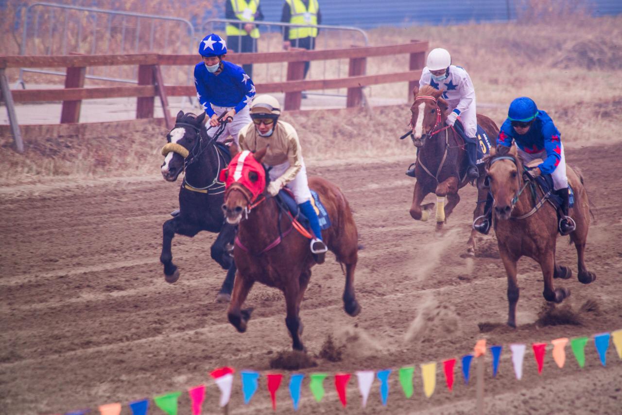В республике Саха прошёл турнир по конным скачкам