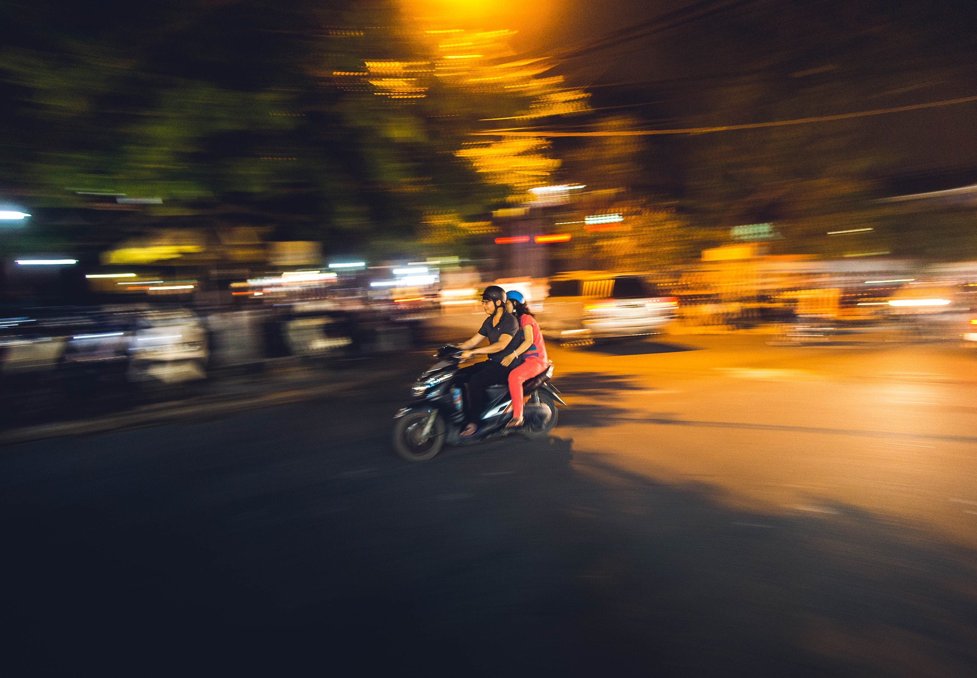 В районе Патриарших прудов запретили мотоциклистам ездить ночью