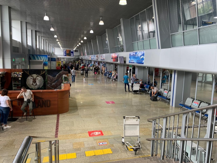 Аэропорт Сочи ожидает наплыв туристов в ковидные выходные