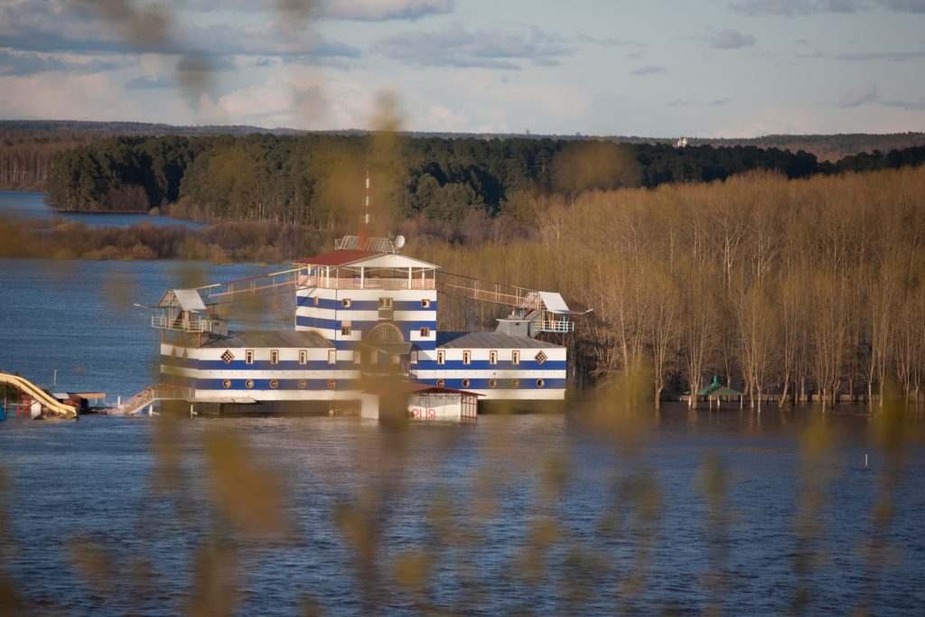 Спасатели в Комсомольске круглосуточно откачивают воду