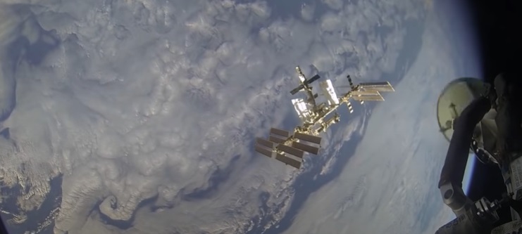 Россия контролирует обстановку после пролёта космического мусора мимо МКС