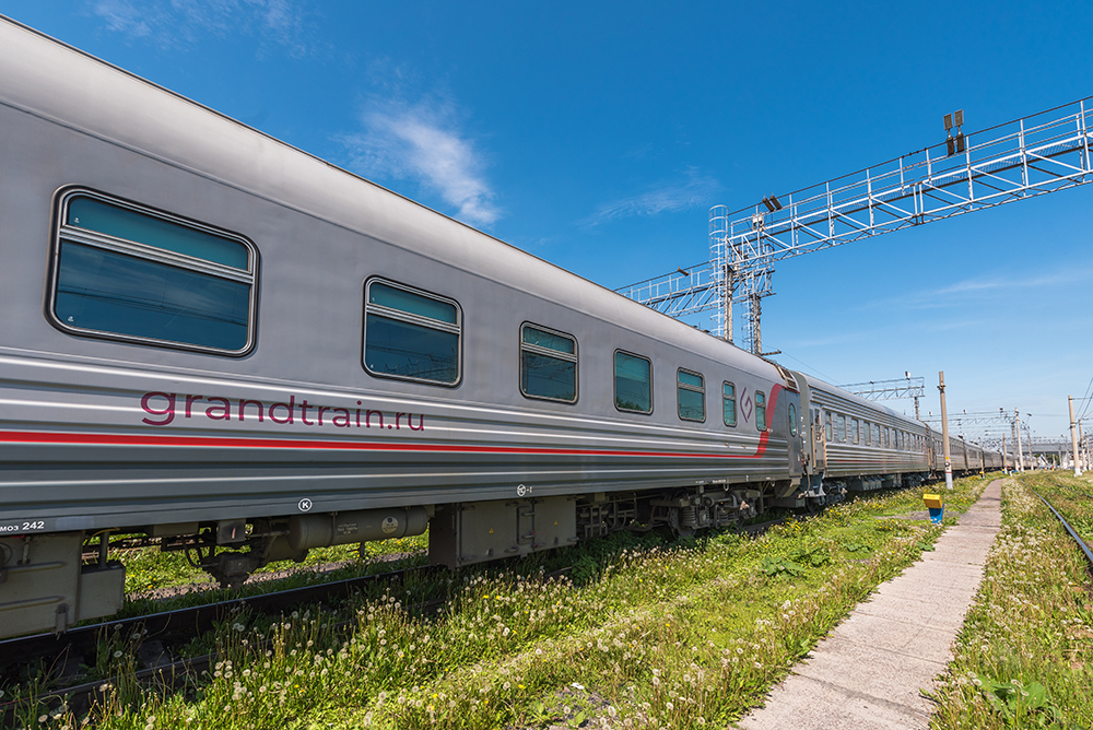 В пассажирских поездах в Крым появятся вагоны для перевозки автомобилей