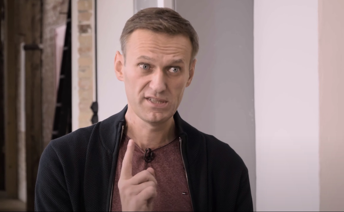 Навальный пытается отвести подозрения от Певчих в ситуации с отравлением