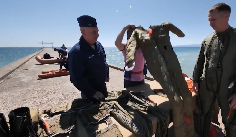 В Черном море тестируют новый спасательный костюм для летчиков