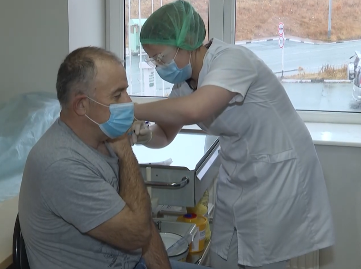 Вакцина «ЭпиВакКорона» выдана первым пяти добровольцам старше 60 лет