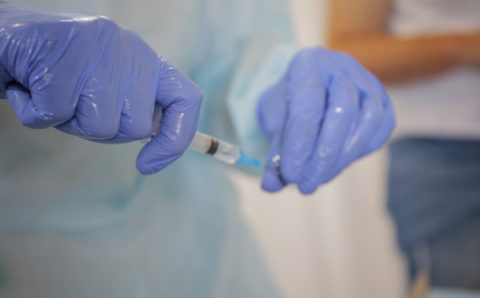 Первой группе врачей в Приморье сделали антиковидную прививку