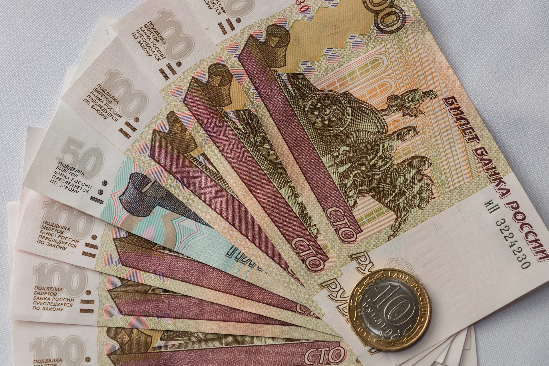 ЦБ разрешил россиянам денежные переводы на зарубежные счета