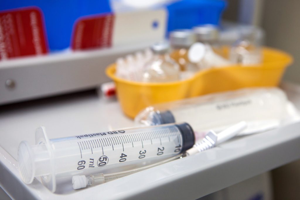 Антиковидную прививку в Крыму сделали более 10 000 человек