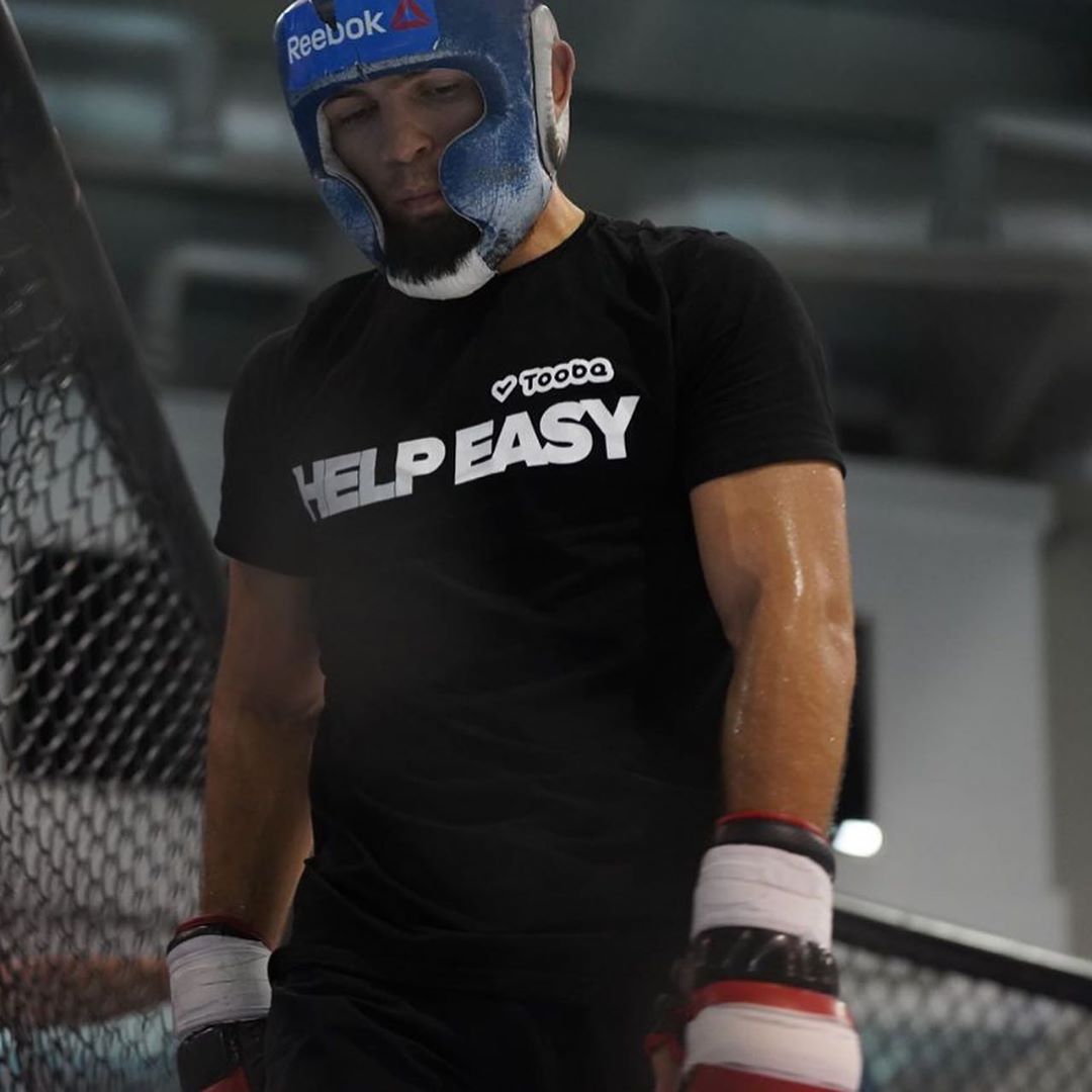 Нурмагомедов в третий раз защитил титул чемпиона UFC