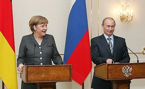 Путин поздравил Меркель с Днём германского единства