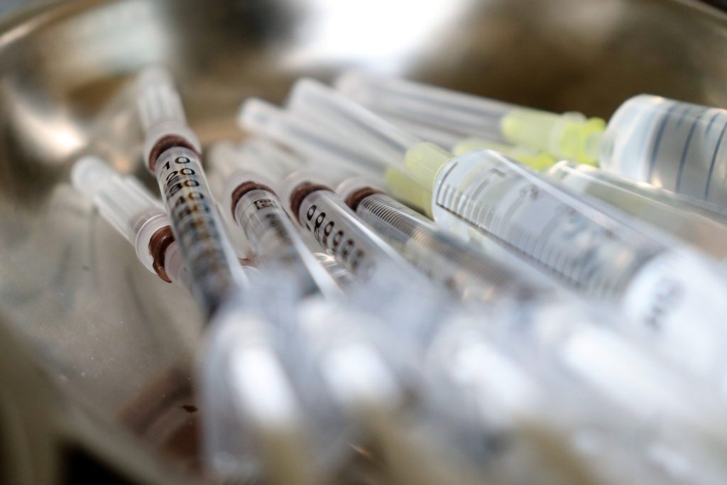 До конца недели во всех регионах России начнется вакцинация от COVID-19 