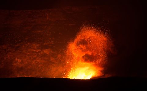 Вулкан Тааль изверг клуб дыма высотой около 3 км