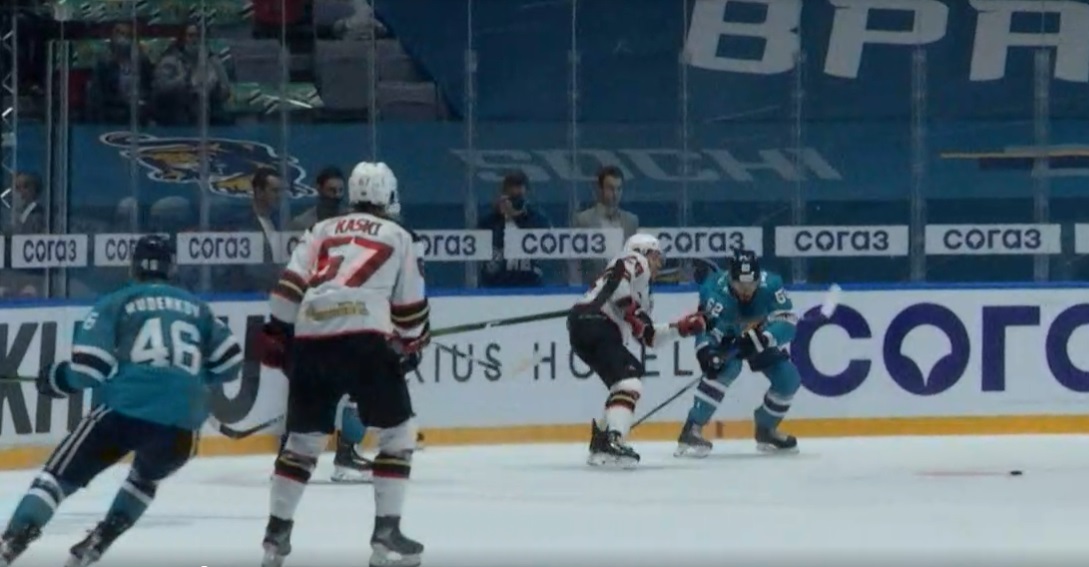 Хоккейный матч между «Сочи» и «Авангардом» начался с двух драк