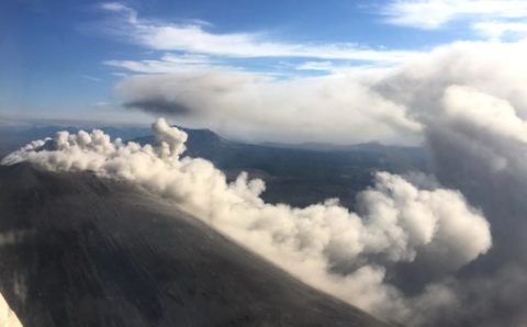Вулкан на Камчатке выбросил столб пепла на пять километров