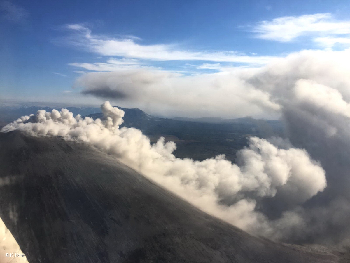 Вулкан на Камчатке выбросил столб пепла на пять километров