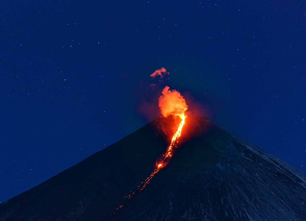 Вулкан Ключевской на Камчатке извергает раскаленную лаву