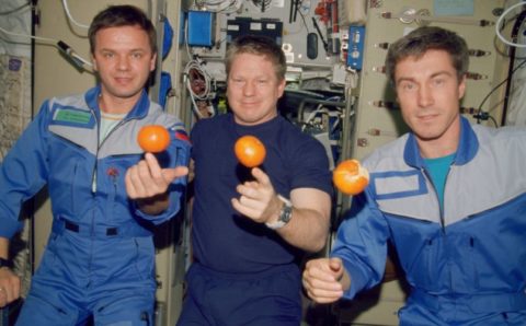 Экипаж МКС поздравил с годовщиной работы станции в пилотируемом режиме