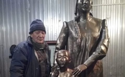 В якутском селе установили скульптуру ко Дню матери