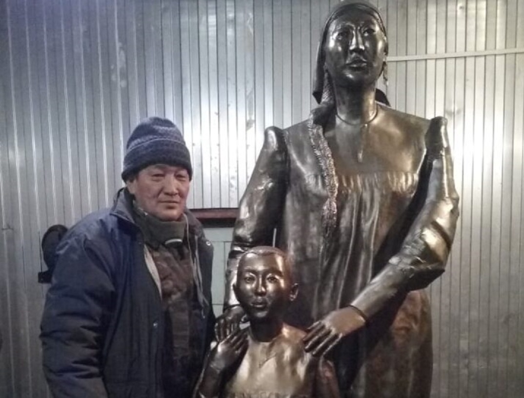 В якутском селе установили скульптуру ко Дню матери