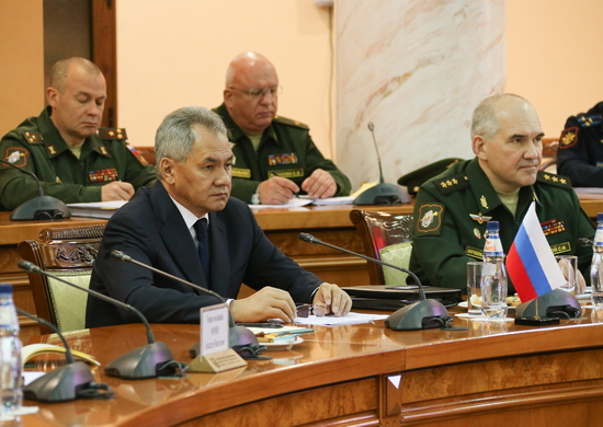 Шойгу поручил командирам относиться с уважением к украинским военным