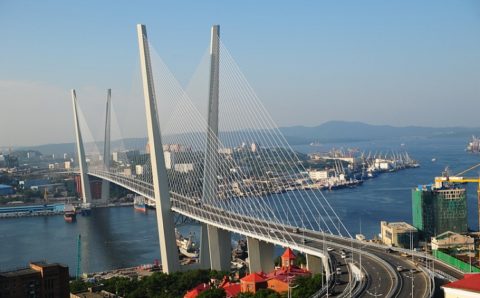 Во Владивостоке перекрыли движение транспорта и людей на центральных дорогах