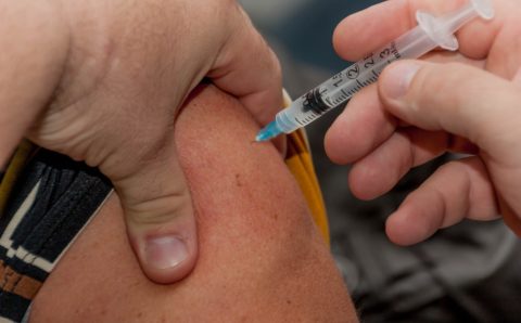 Министр обороны Сербии привьется вакциной «Спутник V»