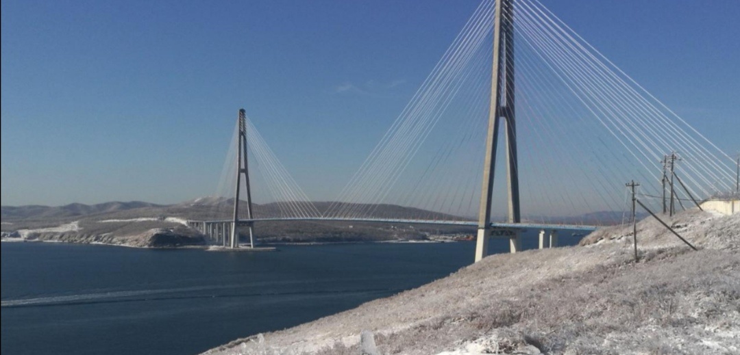 Во Владивостоке закрыли мост на остров Русский