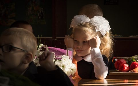 Родители в Подмосковье могут получить выплату на школьную форму онлайн