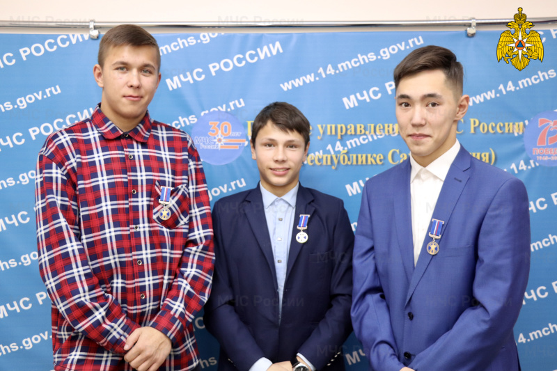 В Якутии наградили четырех школьников, спасших людей из воды