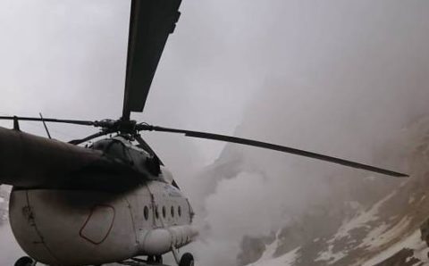 В кратере вулкана Мутновский на Камчатке приземлился вертолёт