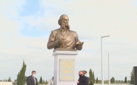 В Симферополе открыли памятник Айвазовскому