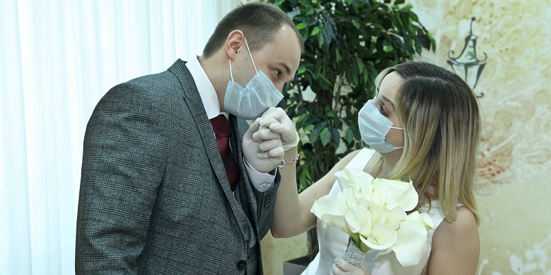 В ЗАГСах Москвы сократили число гостей на регистрациях брака