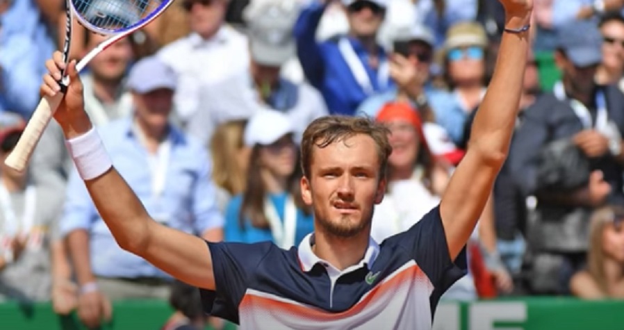 Даниил Медведев вышел в финал итогового турнира ATP