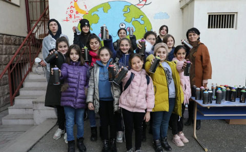 В Степанакерте дети нарисовали граффити, призывающее к миру на Земле