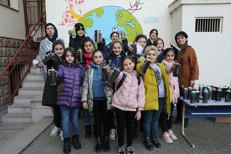 В Степанакерте дети нарисовали граффити, призывающее к миру на Земле
