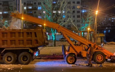 Дорожники во Владивостоке круглосуточно убирают снег и лёд