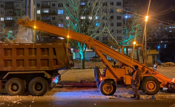 Дорожники во Владивостоке круглосуточно убирают снег и лёд