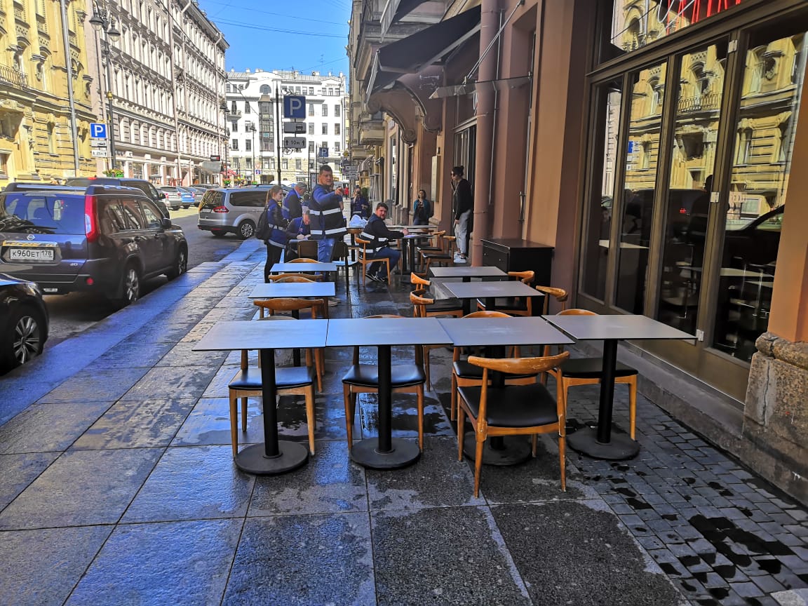 В Петербурге выдали первые разрешения на зимние уличные кафе