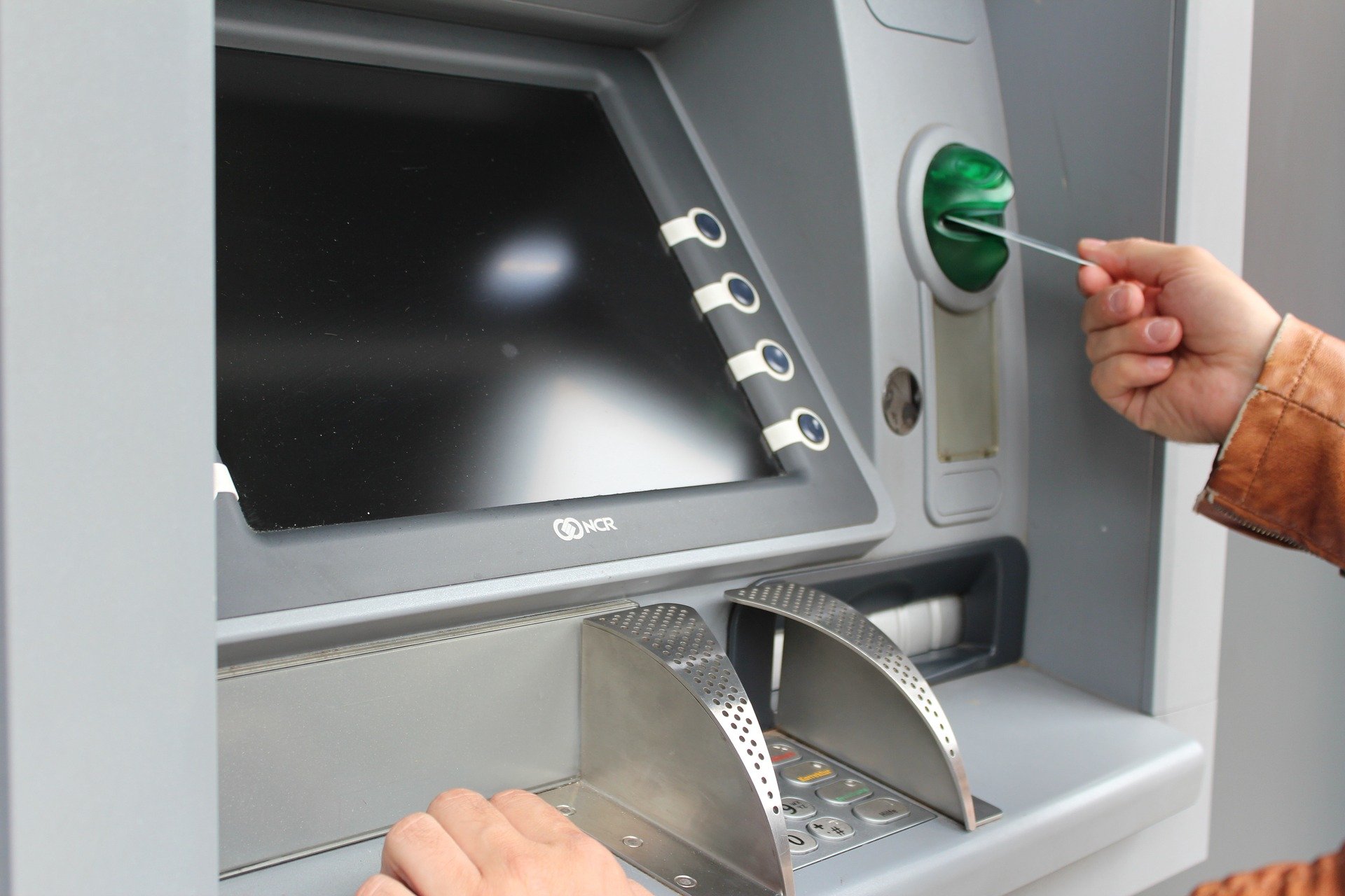 «Райффайзенбанк» прекращает прием долларов и евро в банкоматах