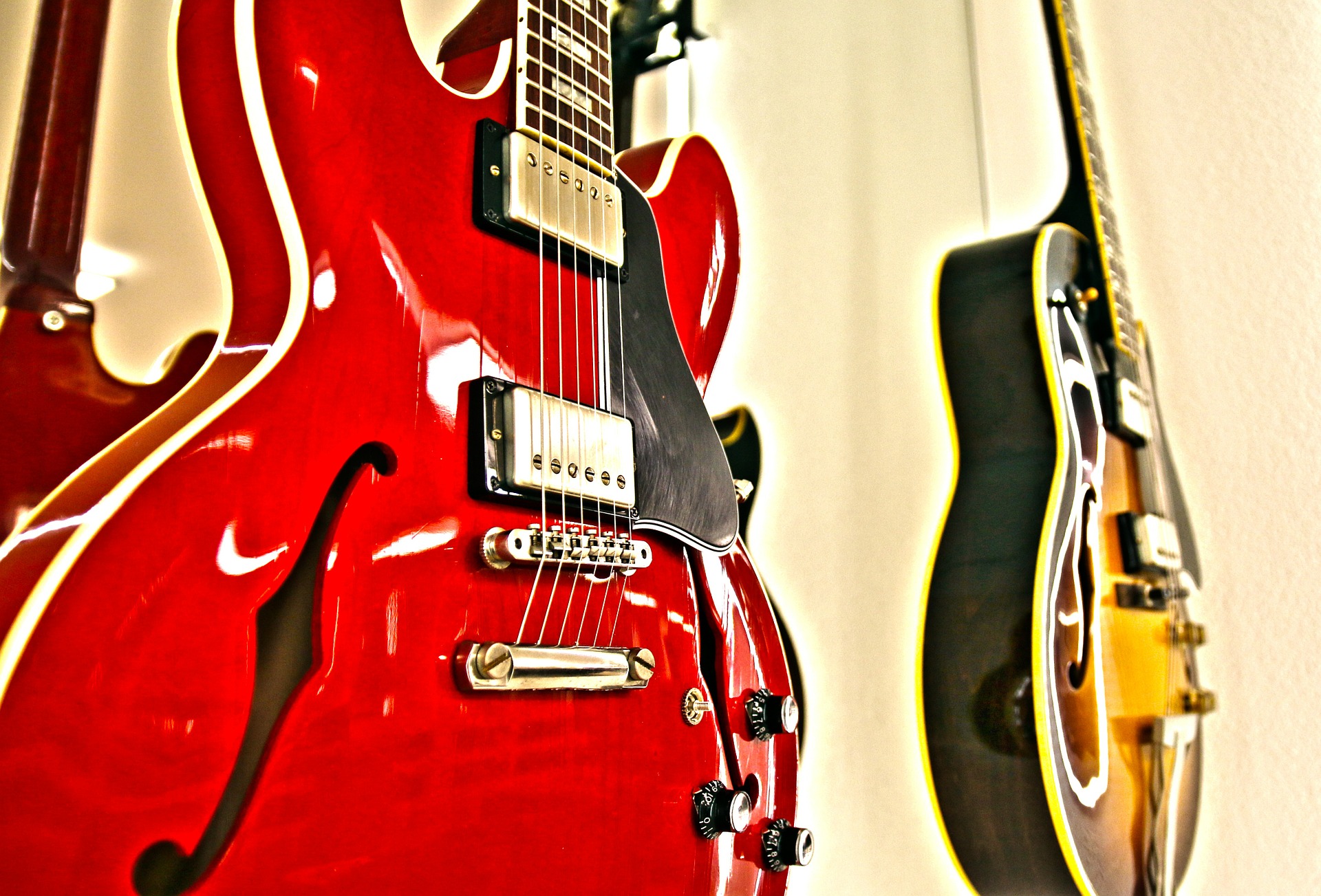 Полуакустическая гитара. Источник фото pixabay.com/
