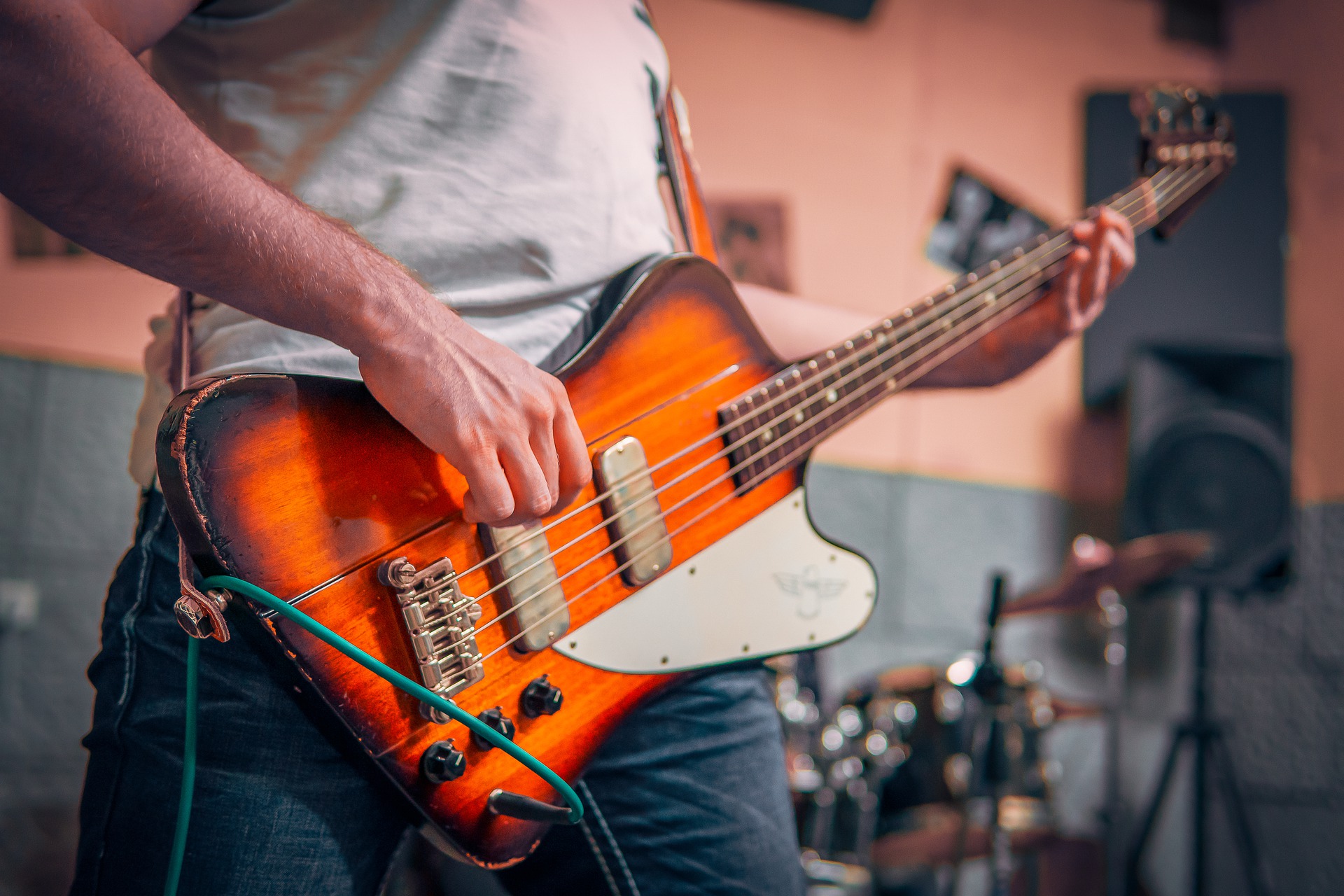 Бас-гитара. Источник фото pixabay.com/