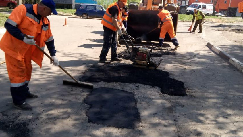 В Московской области продолжается реализация программы по ремонту ям