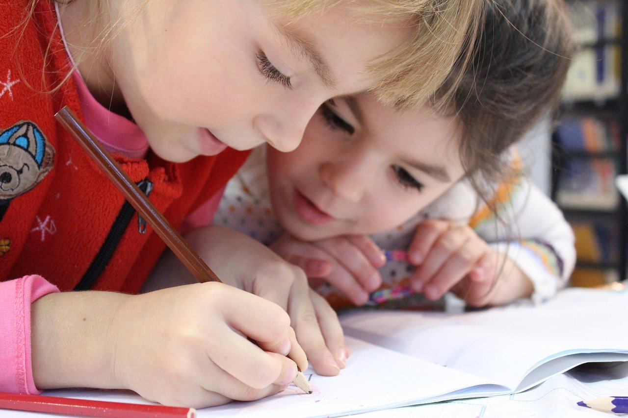 В Ленобласти обновили сроки записи детей в школы