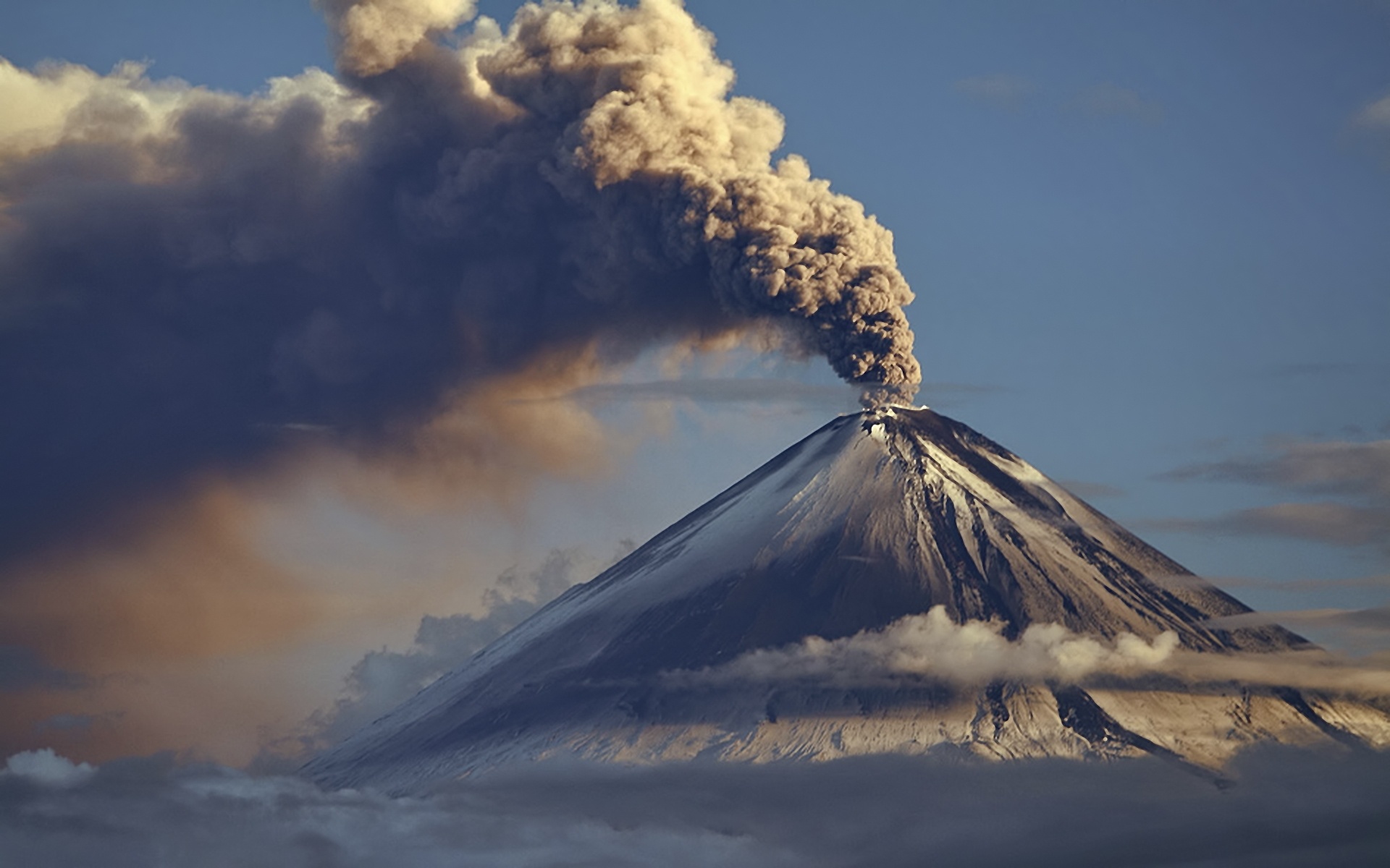 Вулкан Ключевской выбросил столб пепла на 6,5 км