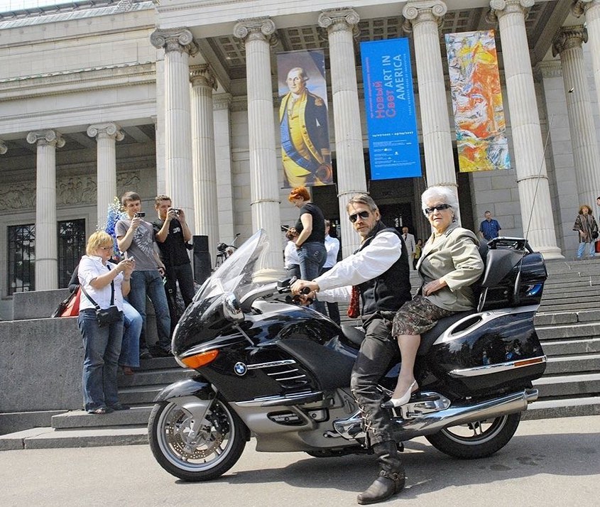 Колонны здания музея имени Пушкина обернули траурной черной лентой