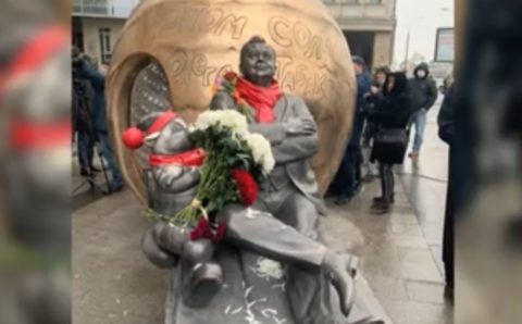 Памятник Олегу Табакову открыли рядом с «Табакеркой»