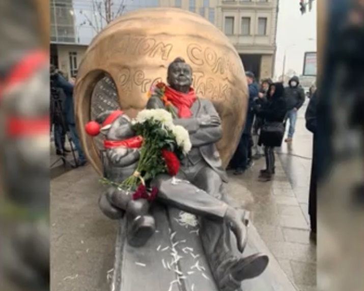 Памятник Олегу Табакову открыли рядом с «Табакеркой»