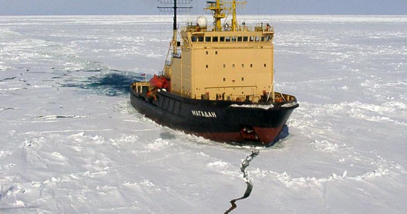 Ледокол «Магадан» осуществит обколку морского припая в бухте Нагаева