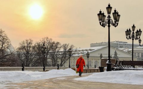 Москвичам рекомендовали избегать резких маневров на дорогах